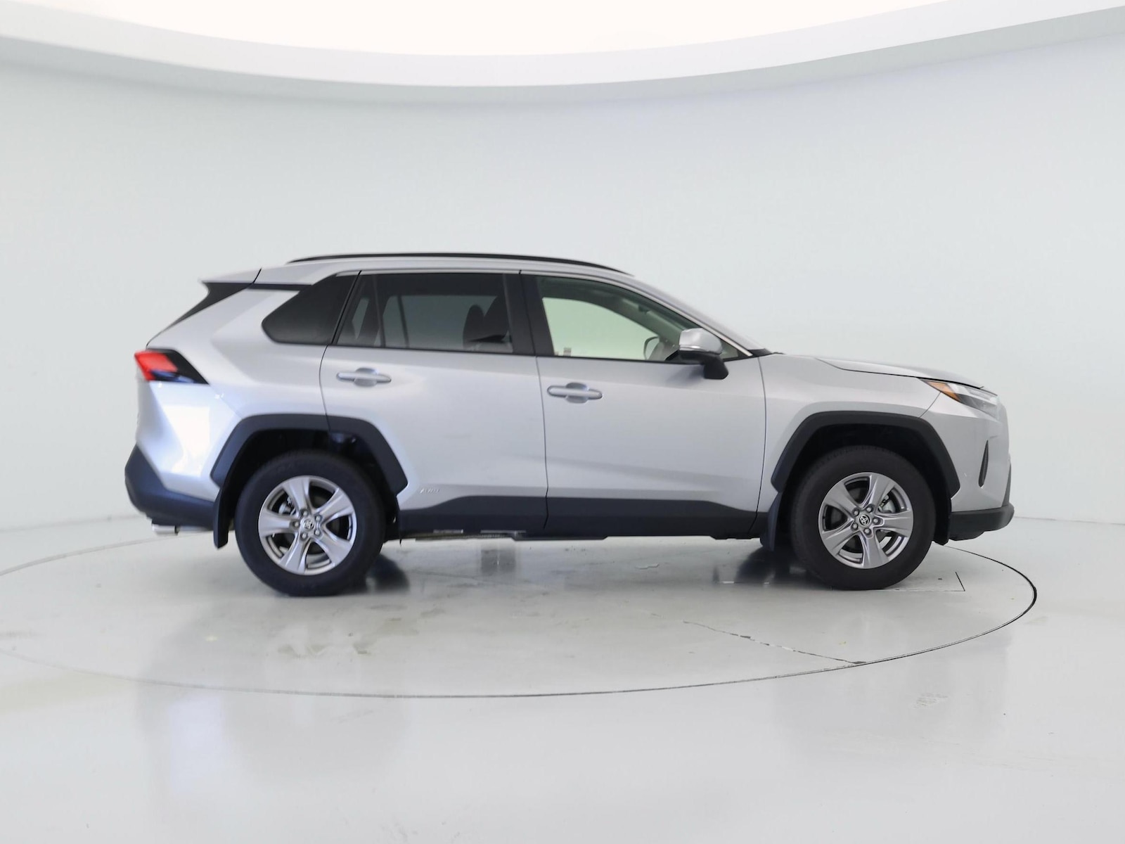 2025 Toyota RAV4 XLE - Photo 8