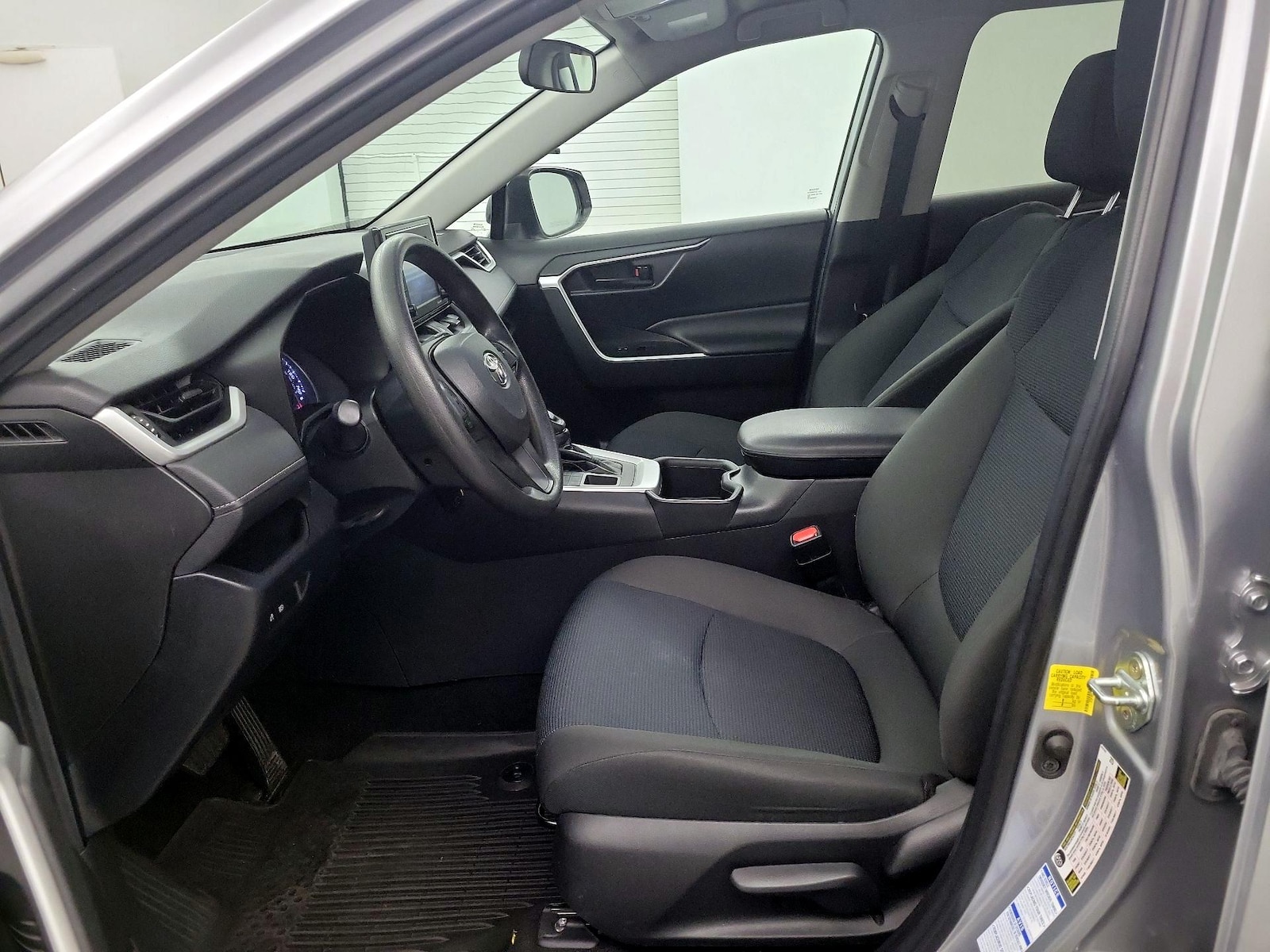 2022 Toyota RAV4 LE - Photo 10