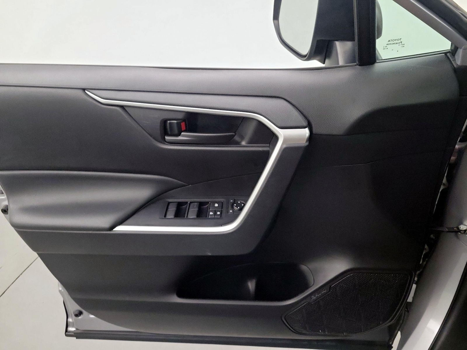 2022 Toyota RAV4 LE - Photo 11