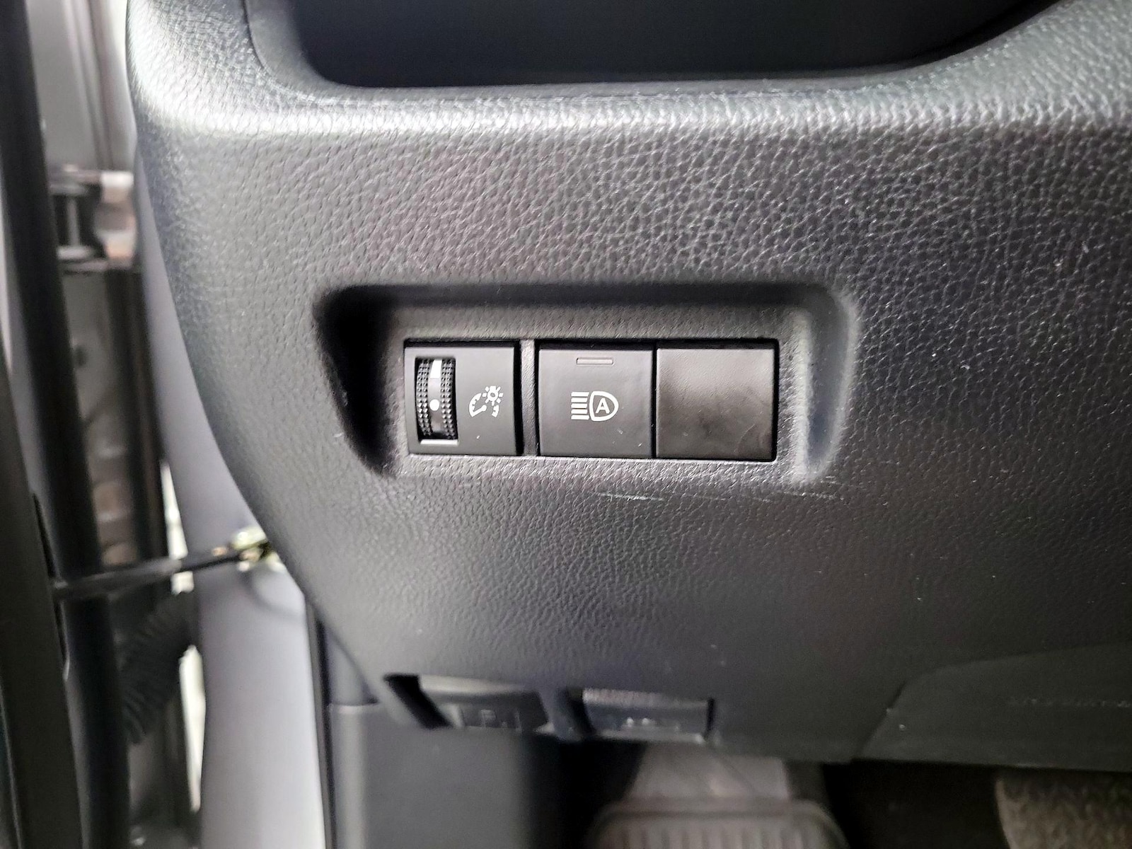 2022 Toyota RAV4 LE - Photo 12