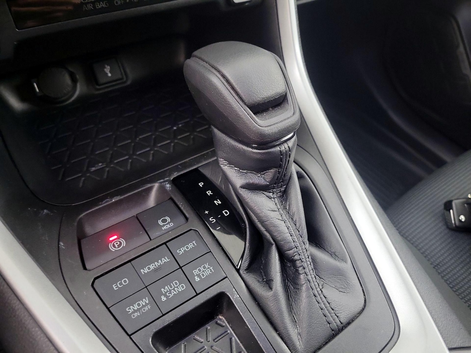 2022 Toyota RAV4 LE - Photo 16