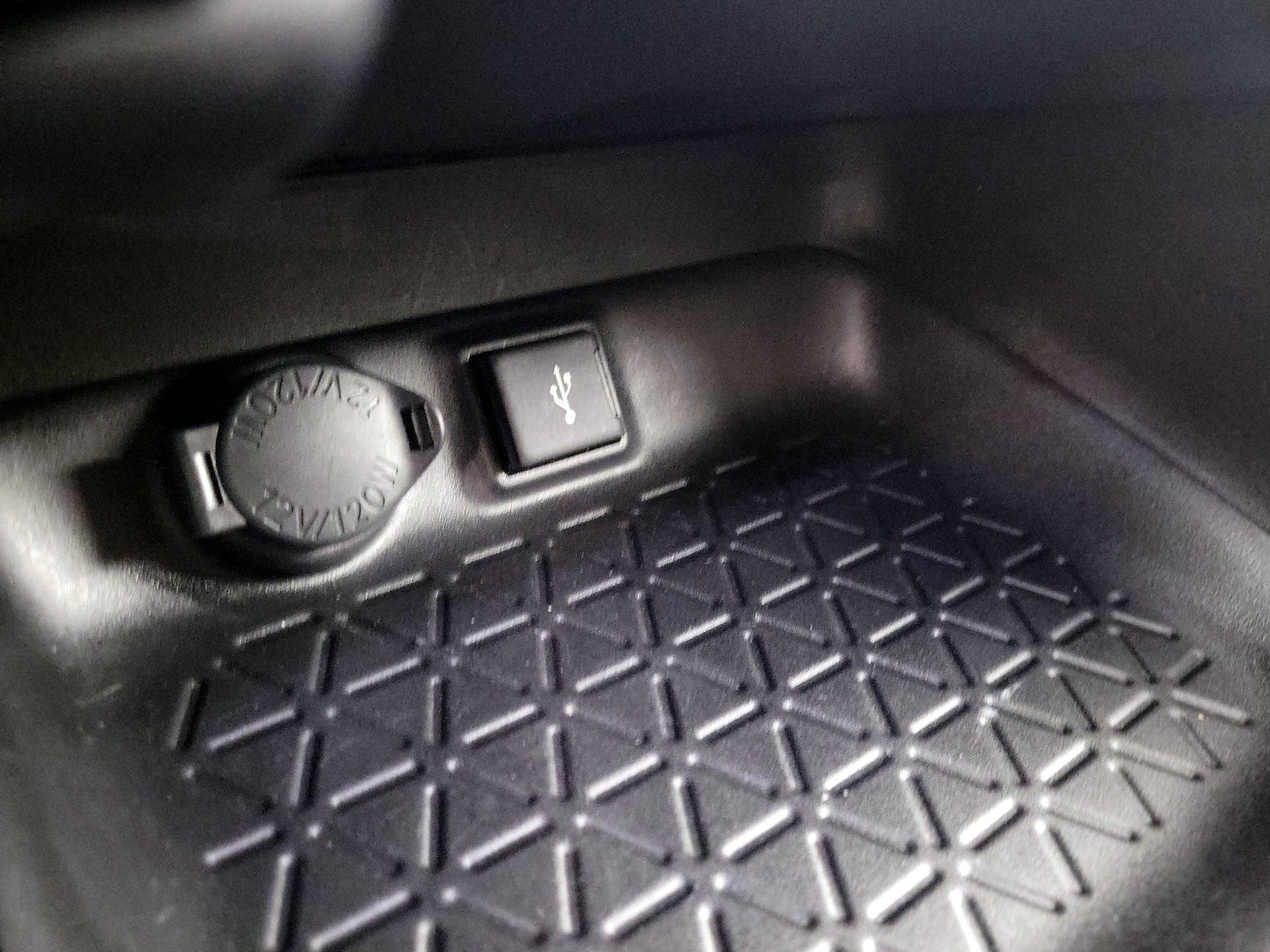 2022 Toyota RAV4 LE - Photo 17