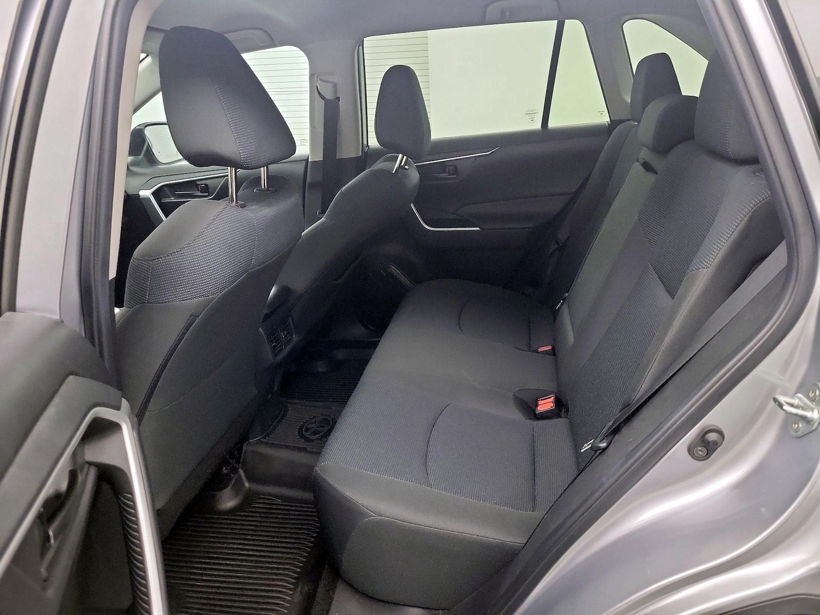 2022 Toyota RAV4 LE - Photo 18