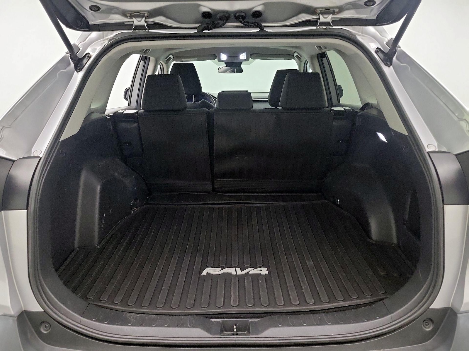 2022 Toyota RAV4 LE - Photo 19