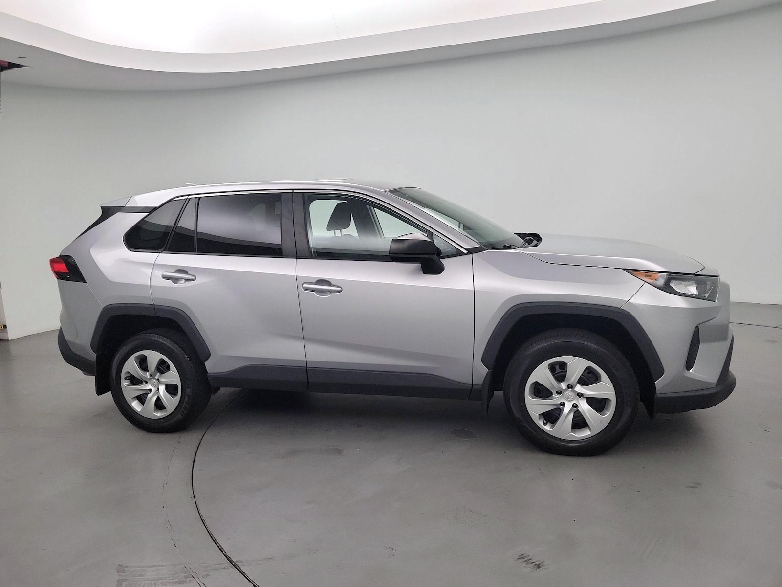 2022 Toyota RAV4 LE - Photo 4