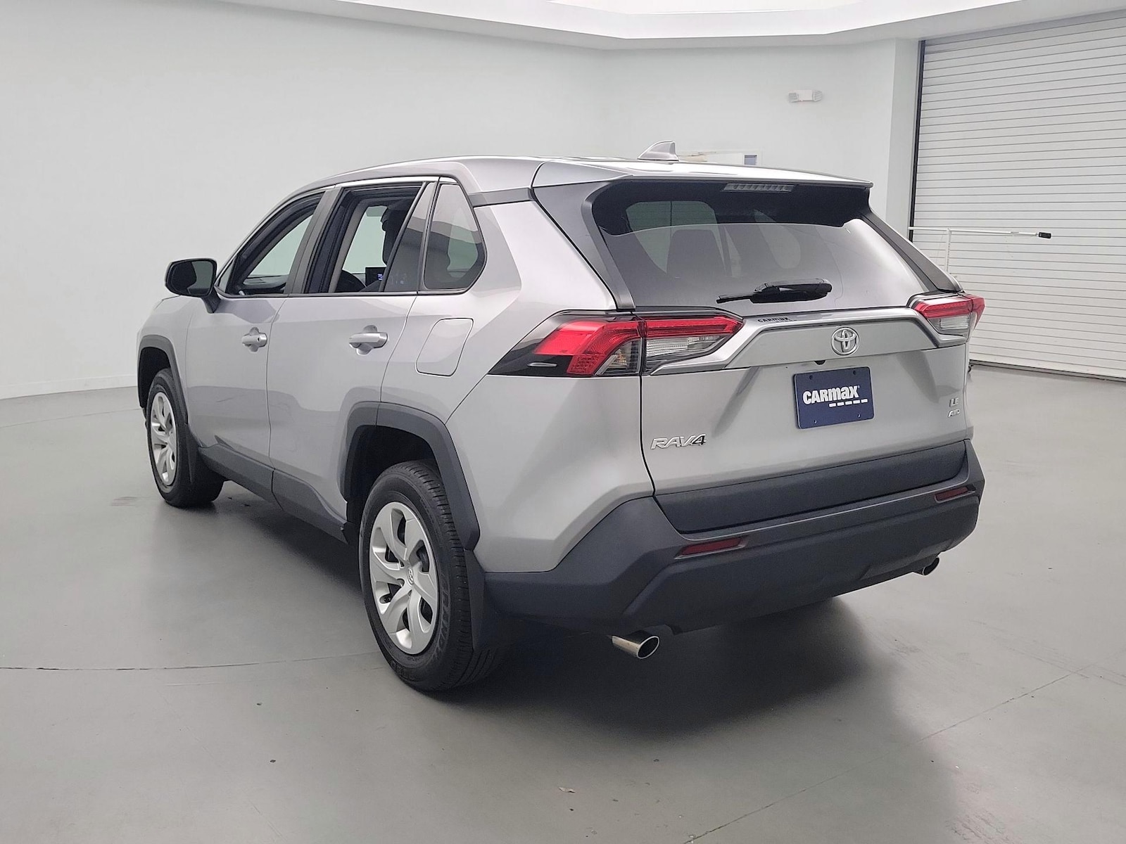 2022 Toyota RAV4 LE - Photo 7