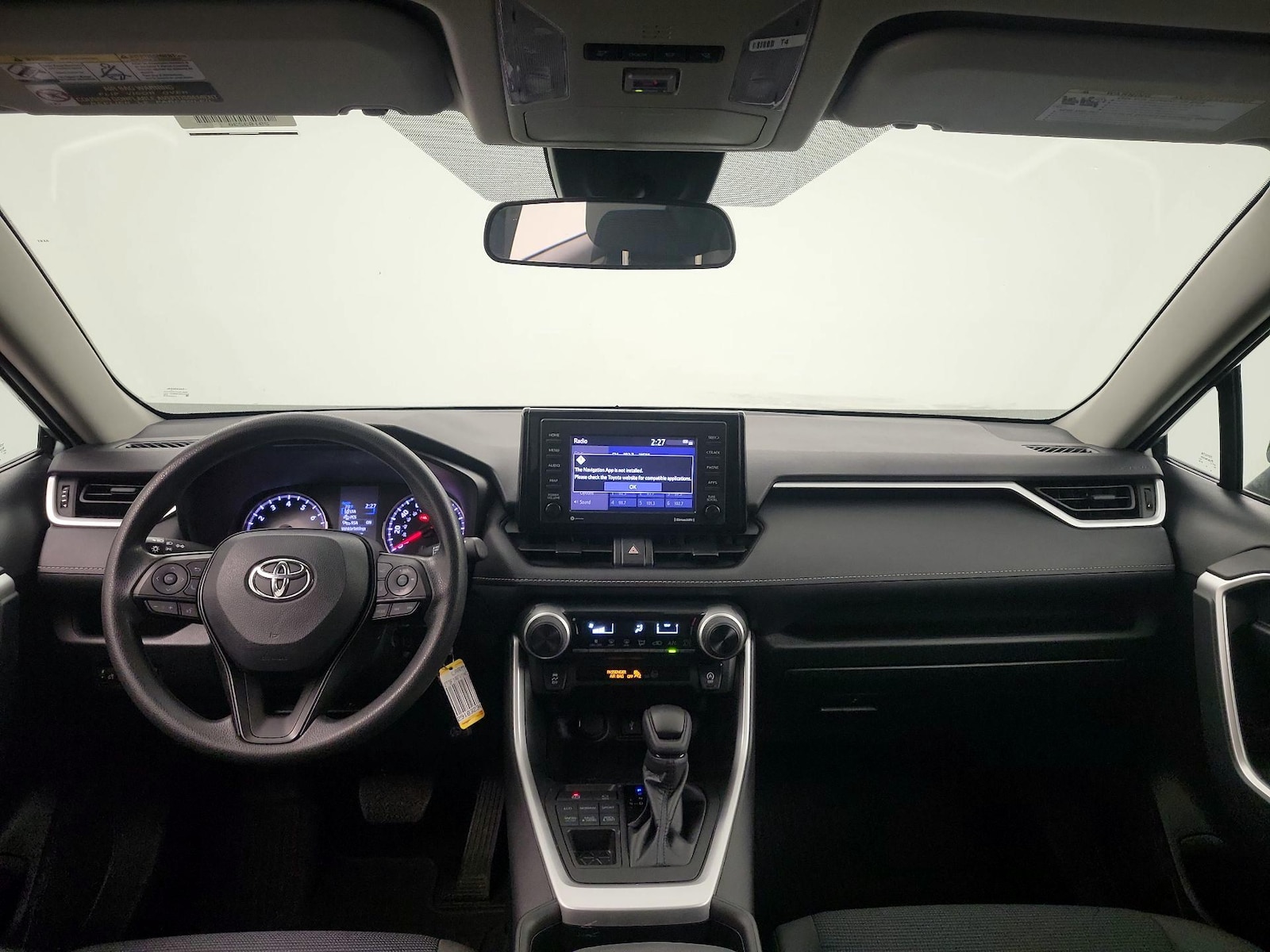 2022 Toyota RAV4 LE - Photo 8