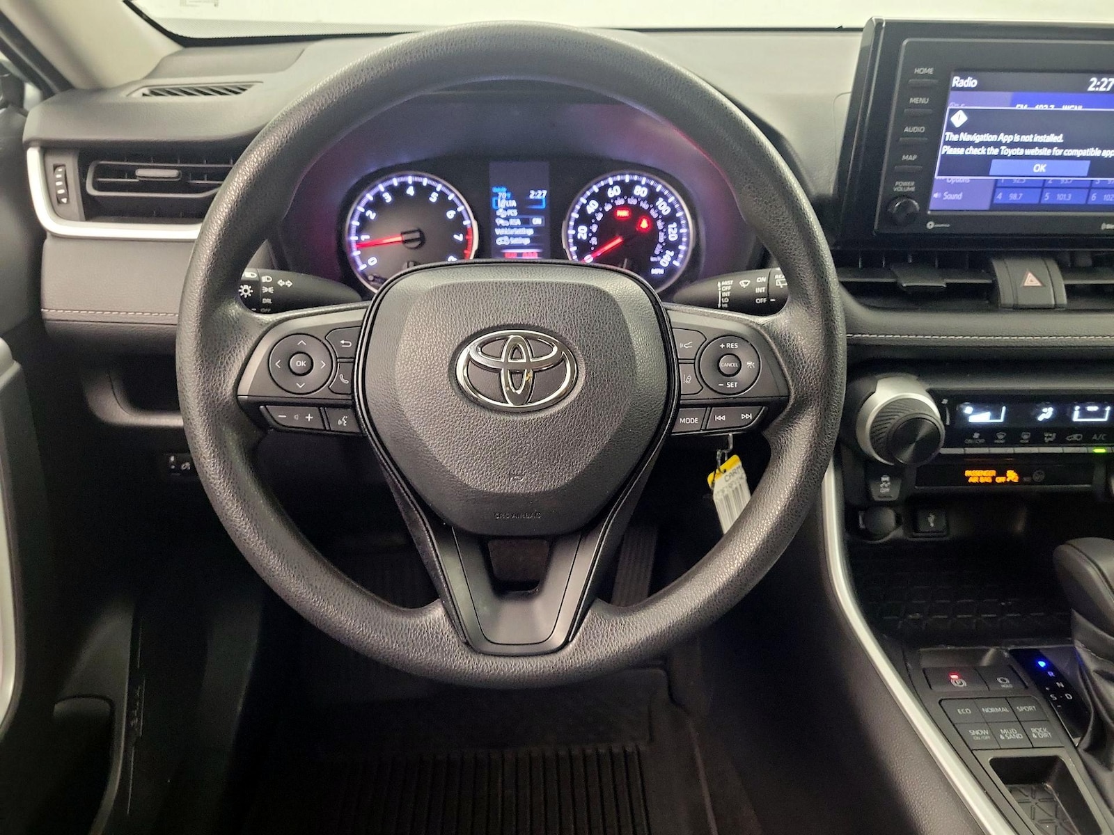 2022 Toyota RAV4 LE - Photo 9