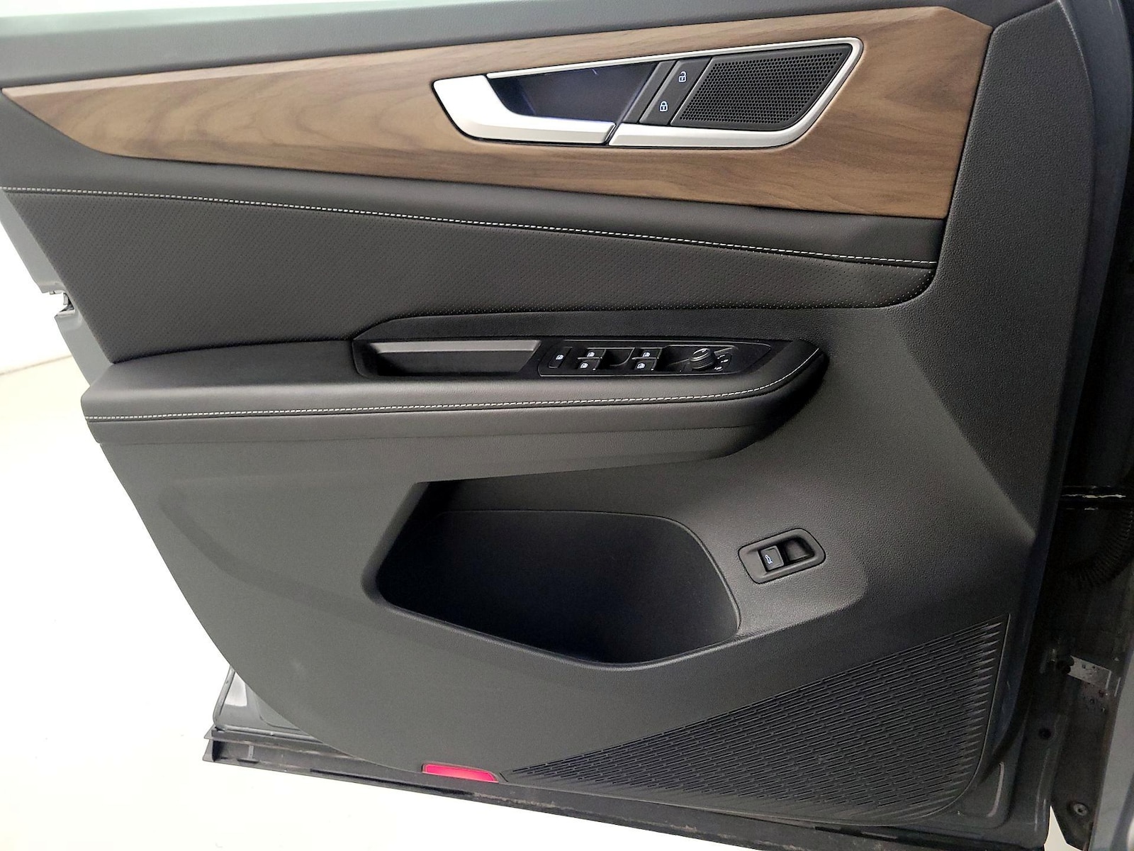 2025 Volkswagen Atlas SE w/Tech - Photo 12