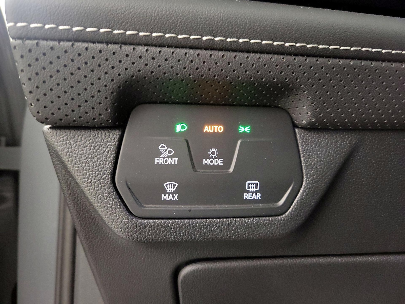 2025 Volkswagen Atlas SE w/Tech - Photo 13