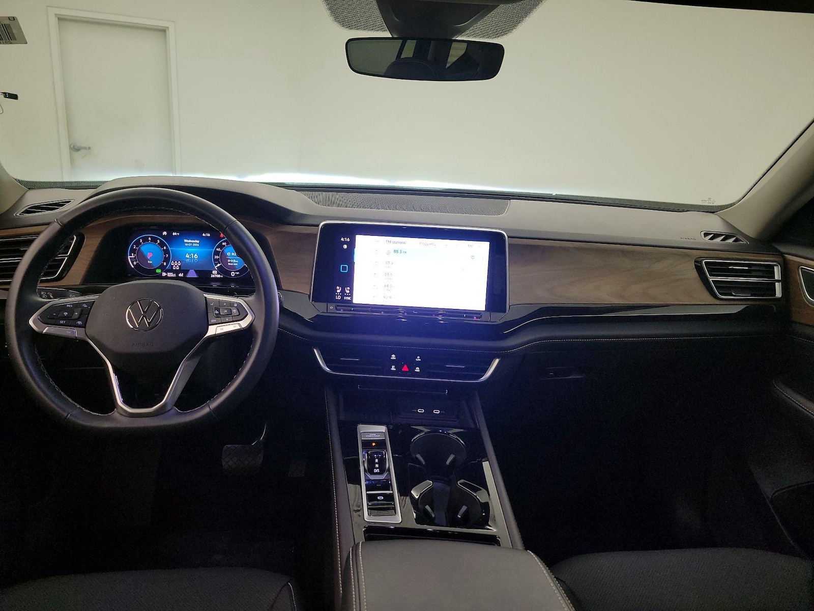 2025 Volkswagen Atlas SE w/Tech - Photo 9