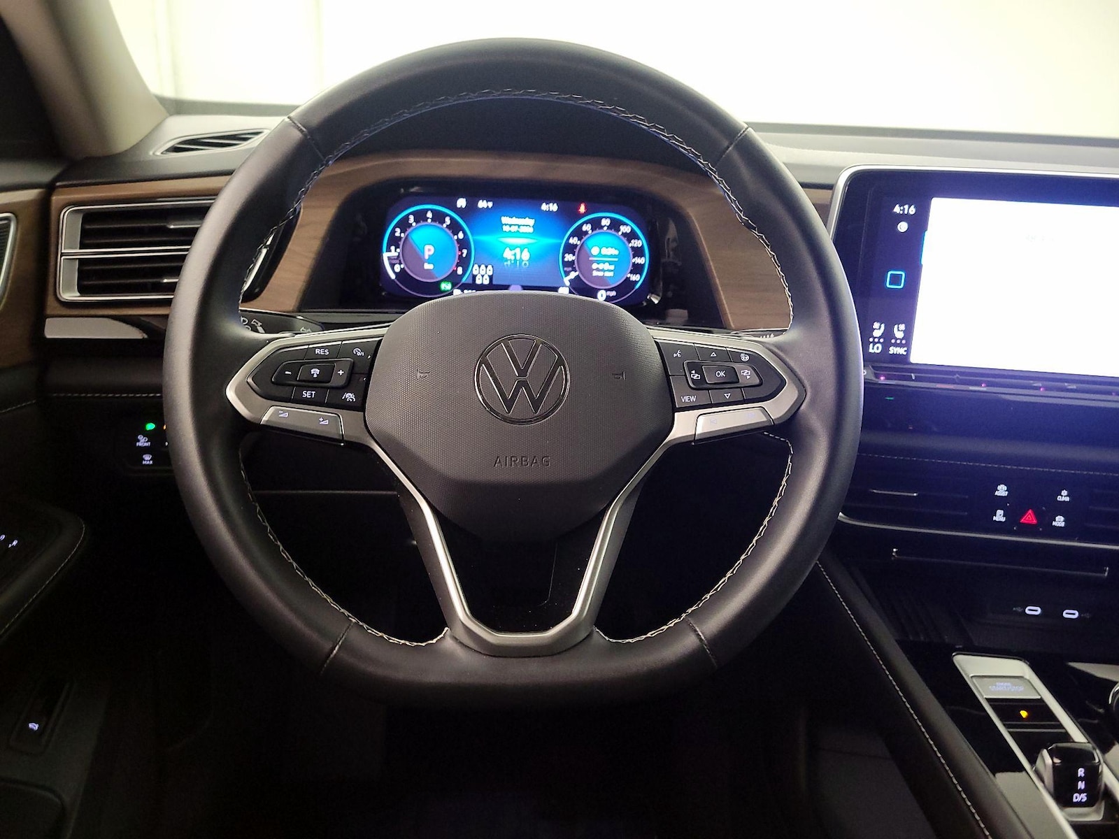 2025 Volkswagen Atlas SE w/Tech - Photo 10