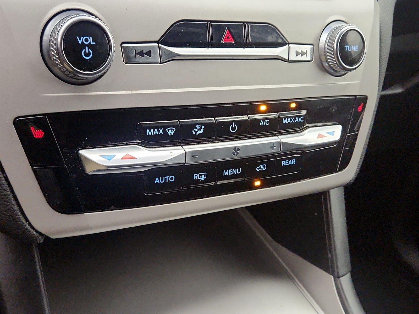 2024 Ford Explorer XLT - Photo 17