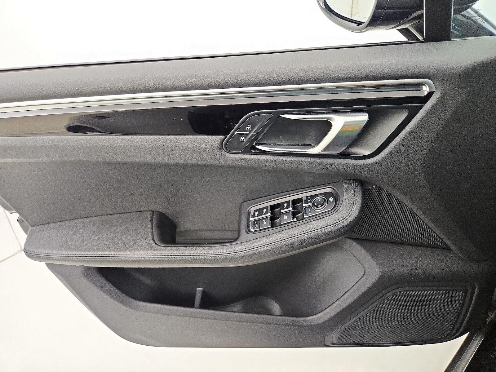 2023 Porsche Macan T - Photo 13