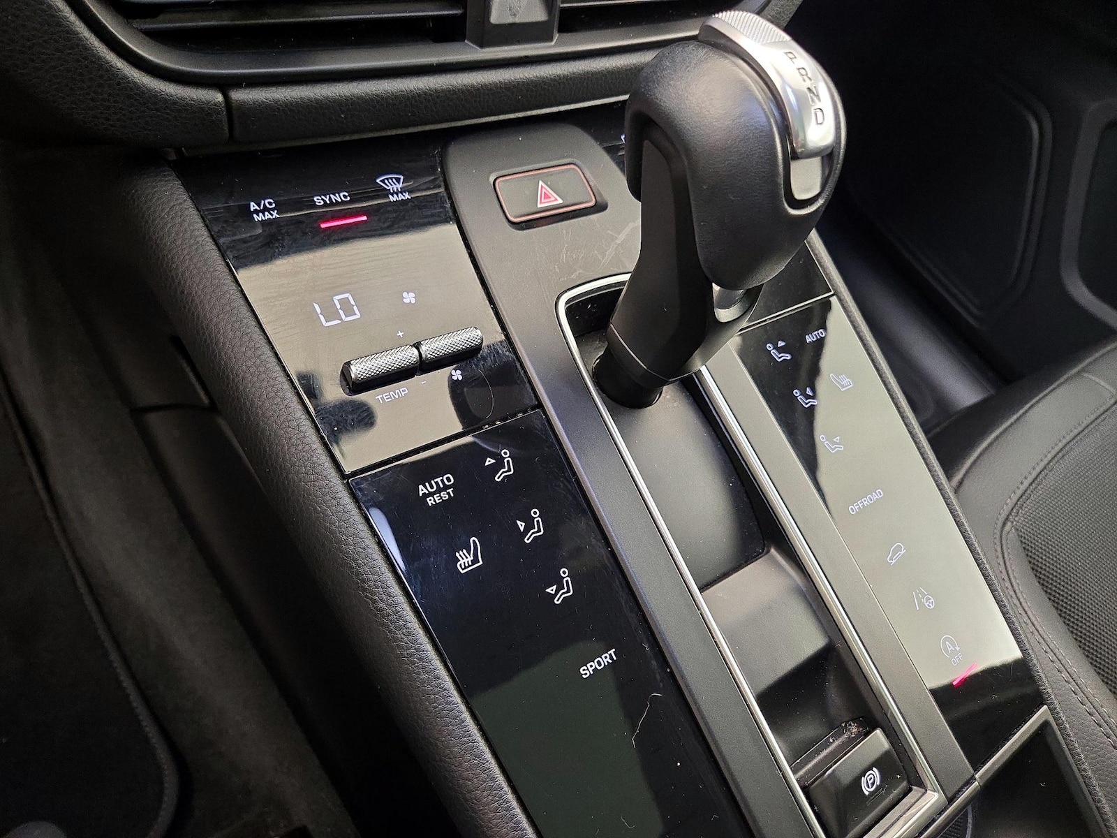 2023 Porsche Macan T - Photo 18