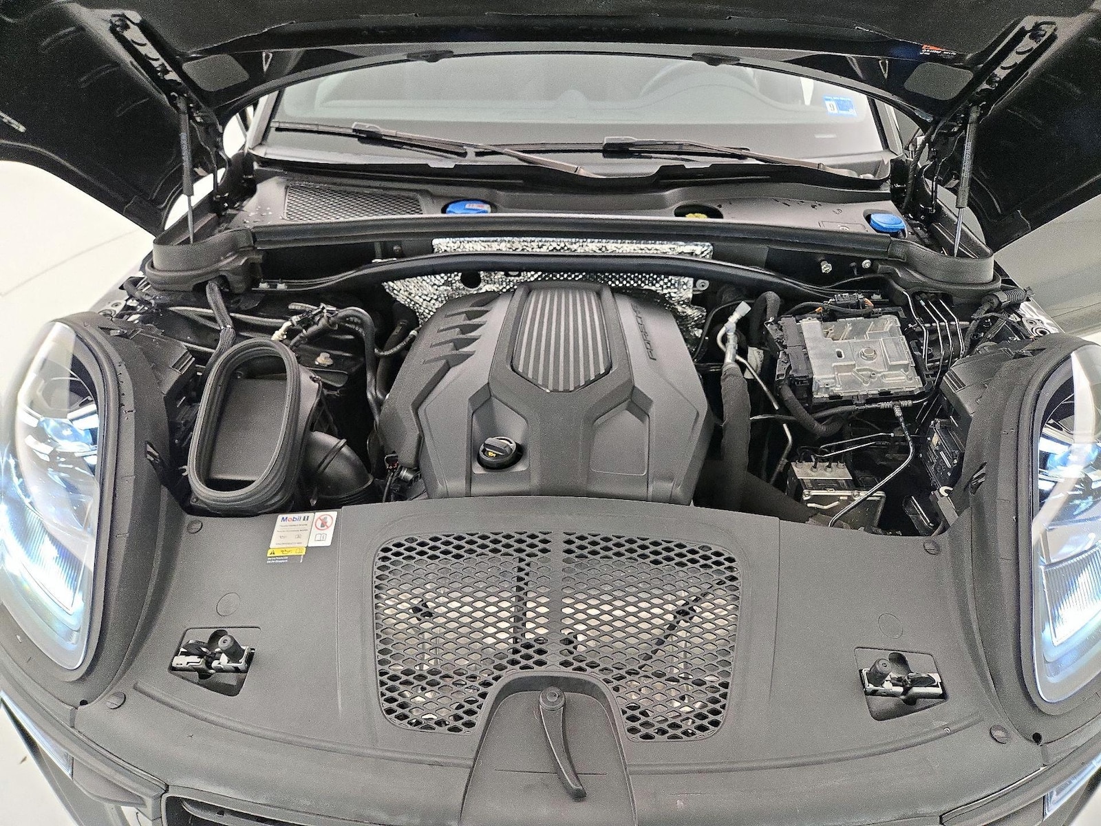 2023 Porsche Macan T - Photo 24
