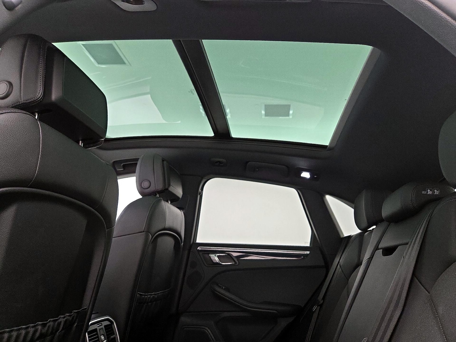 2023 Porsche Macan T - Photo 25