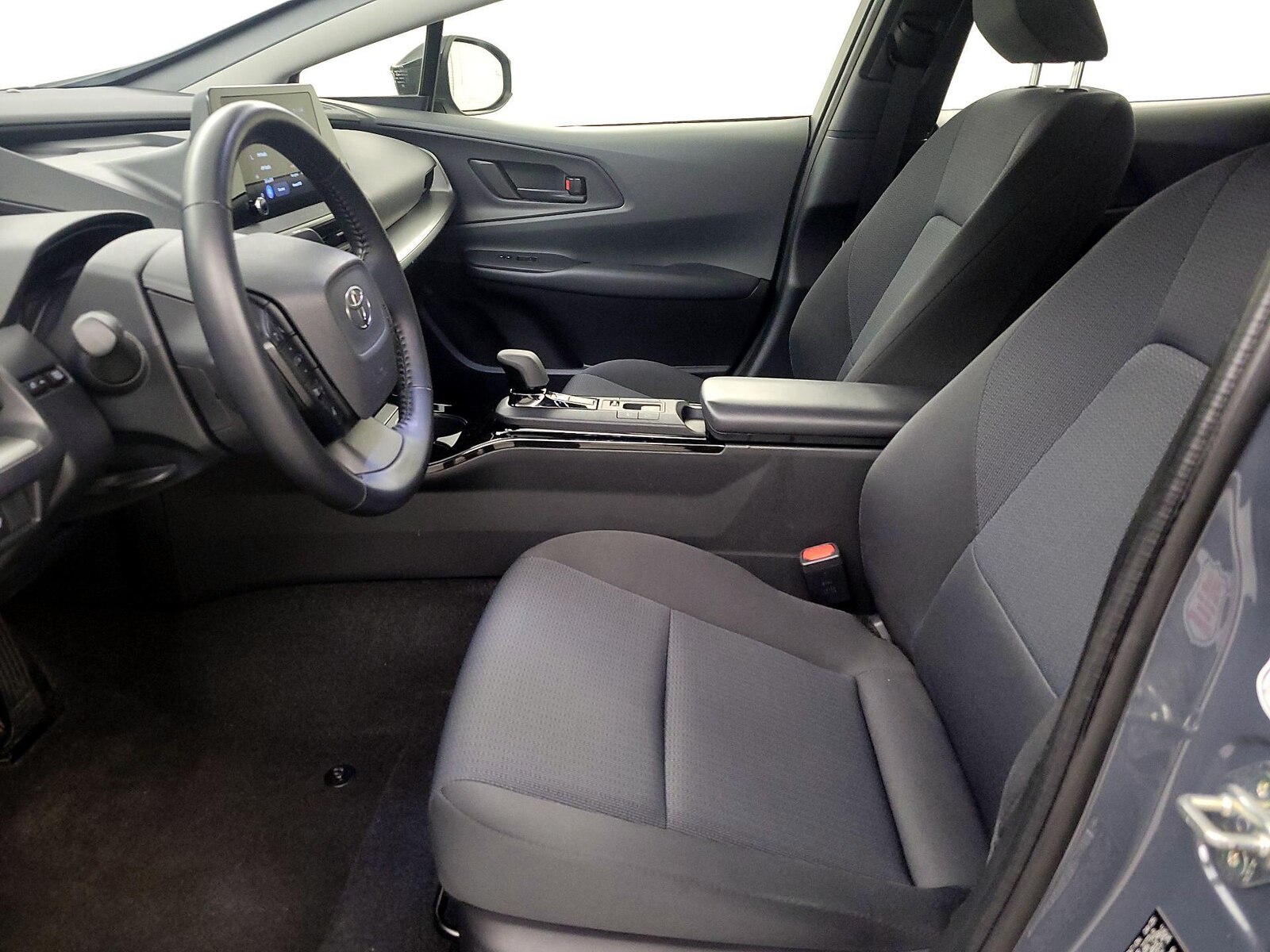 2025 Toyota Prius LE - Photo 11