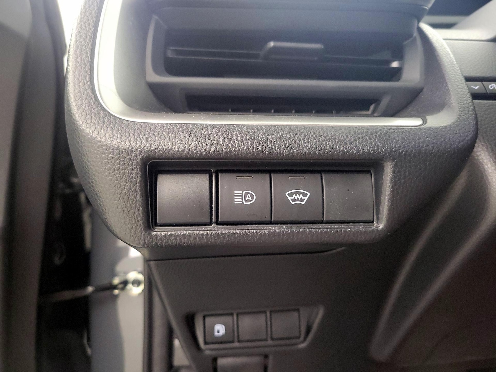 2025 Toyota Prius LE - Photo 13