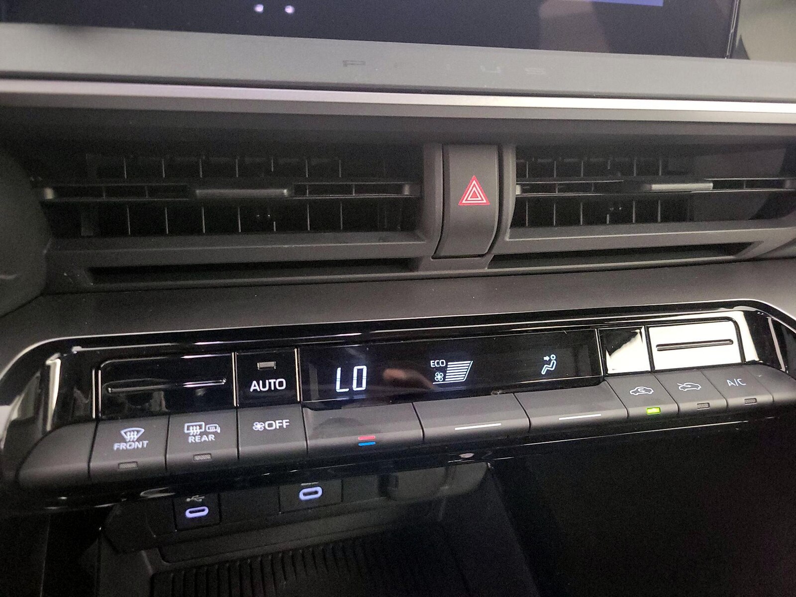 2025 Toyota Prius LE - Photo 16