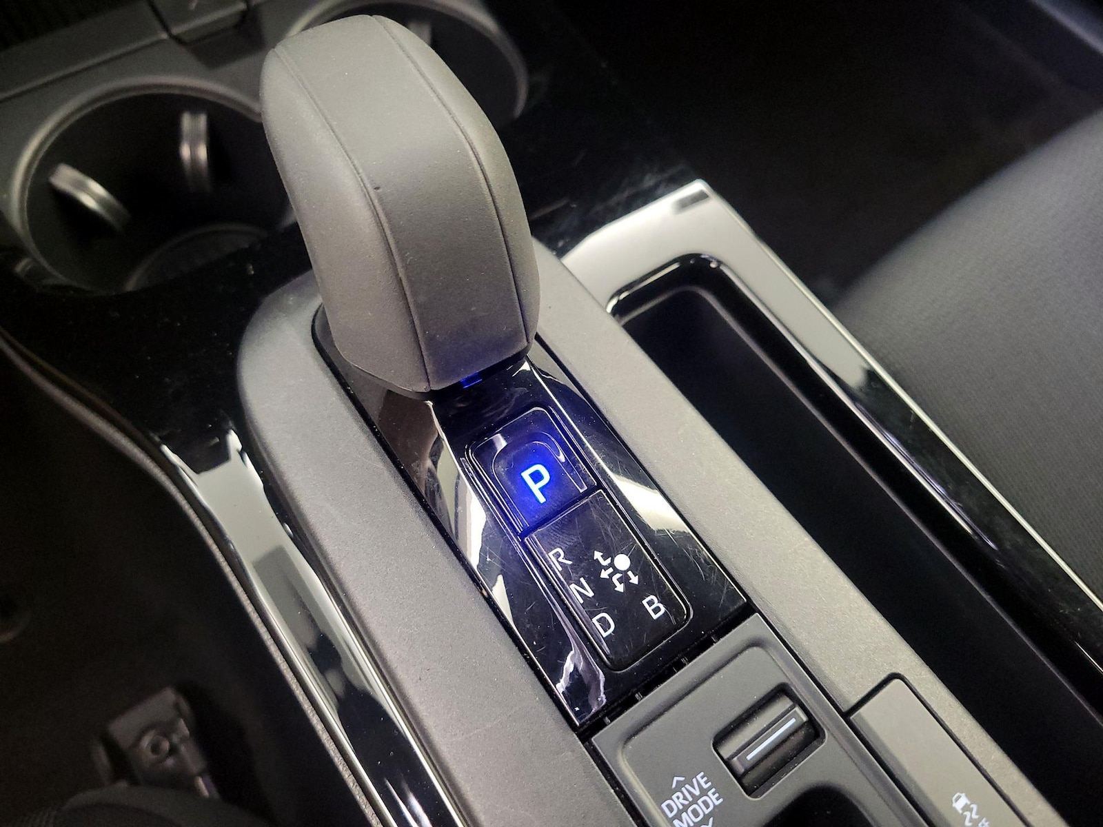 2025 Toyota Prius LE - Photo 17