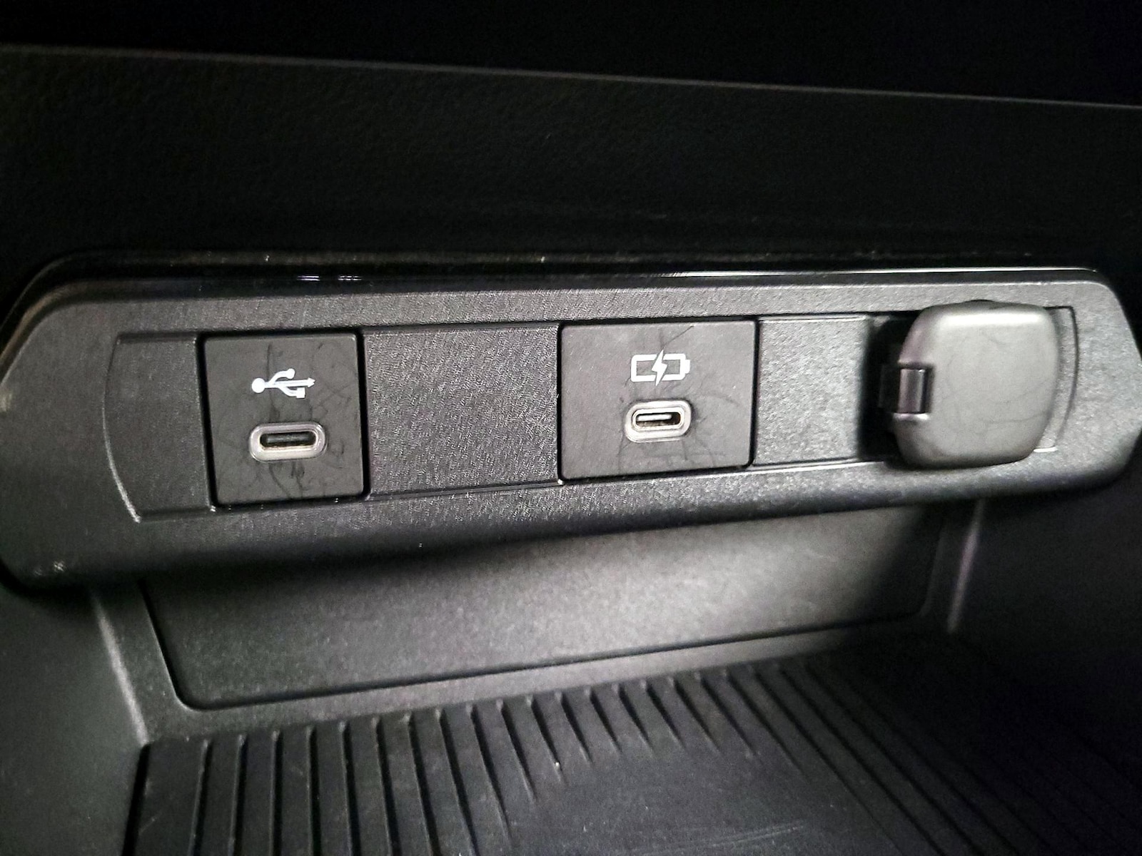 2025 Toyota Prius LE - Photo 18