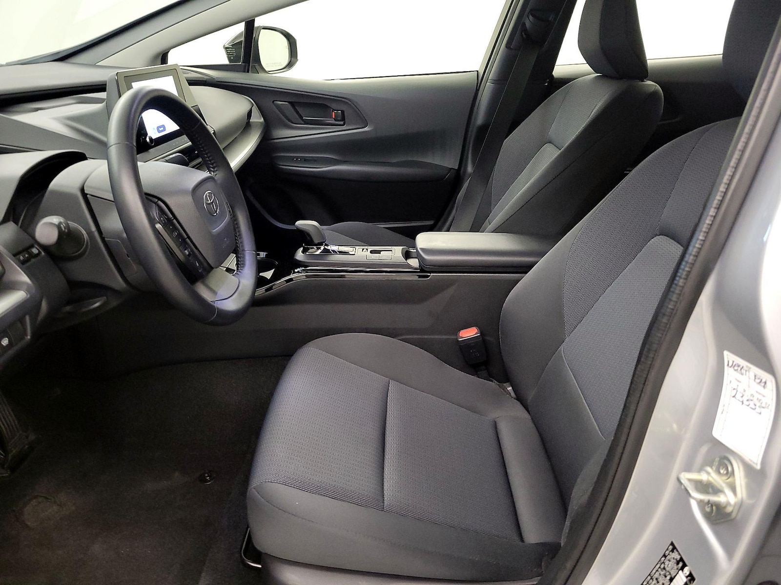 2025 Toyota Prius LE - Photo 11