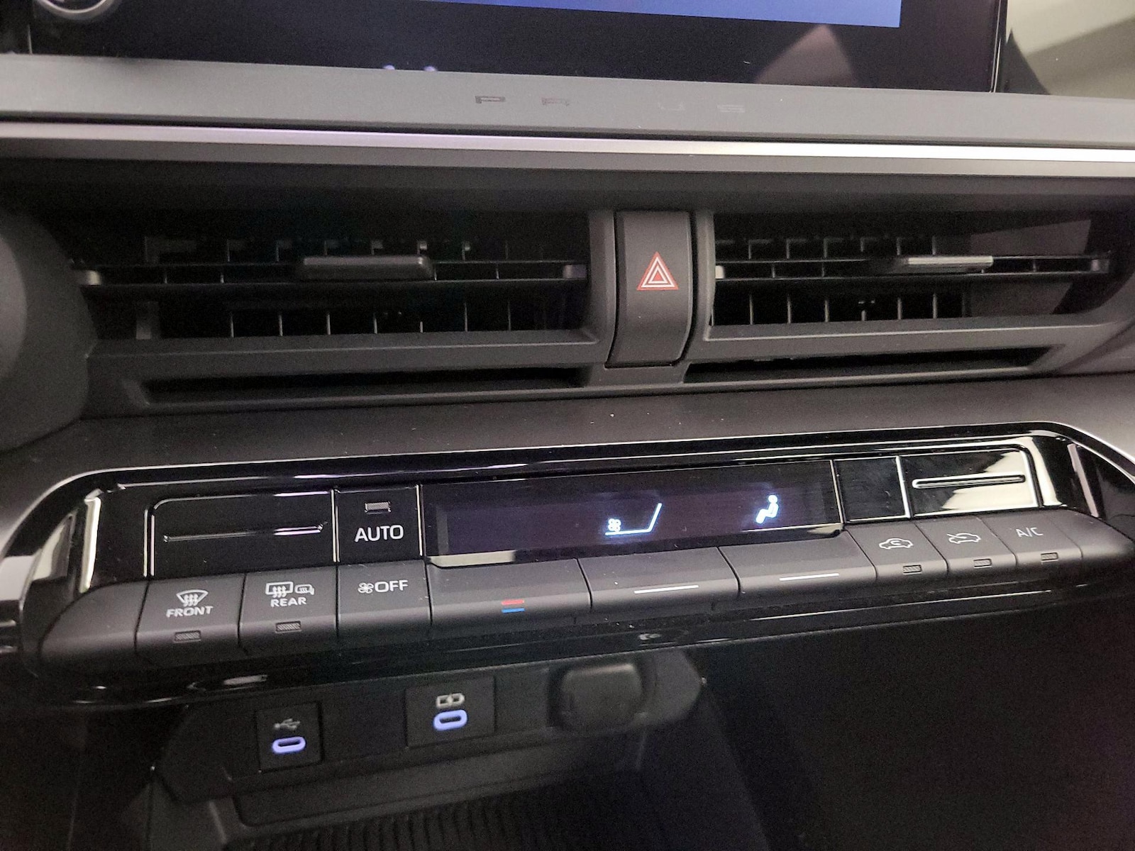 2025 Toyota Prius LE - Photo 16