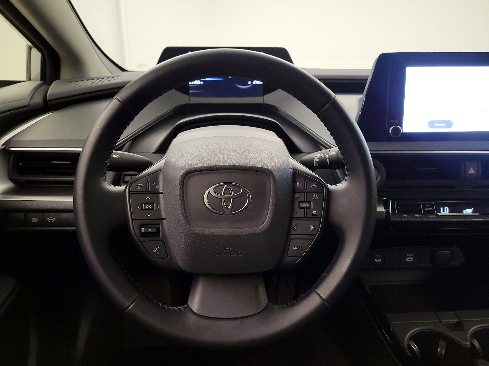 2025 Toyota Prius LE - Photo 10