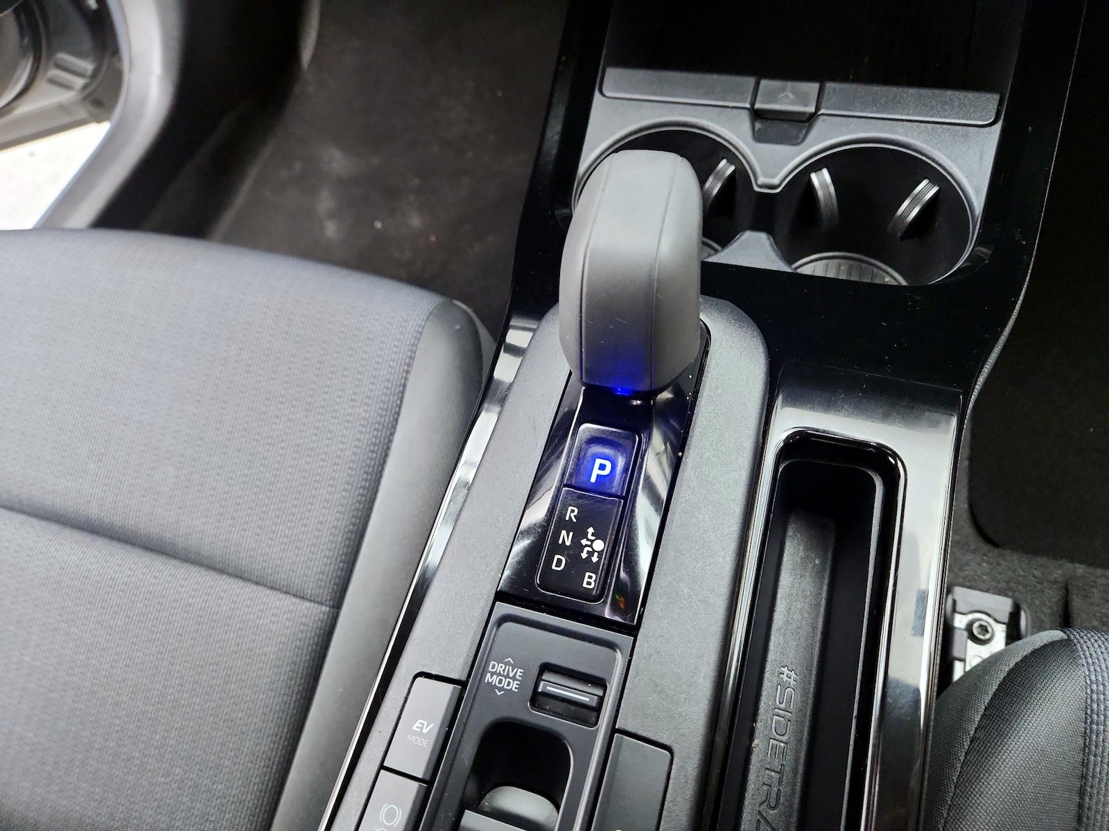 2025 Toyota Prius LE - Photo 18