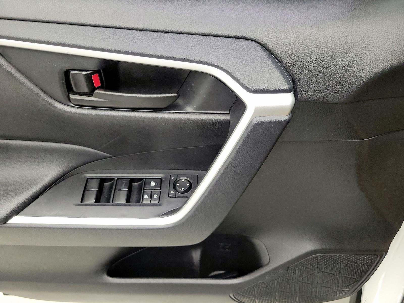 2025 Toyota RAV4 LE - Photo 13