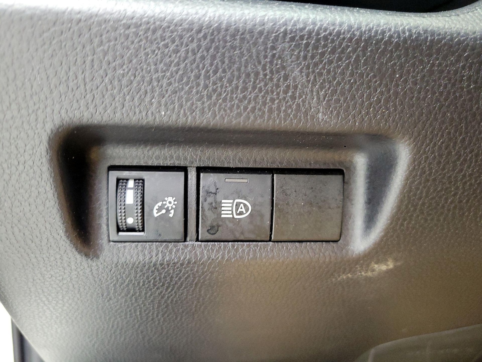 2025 Toyota RAV4 LE - Photo 14