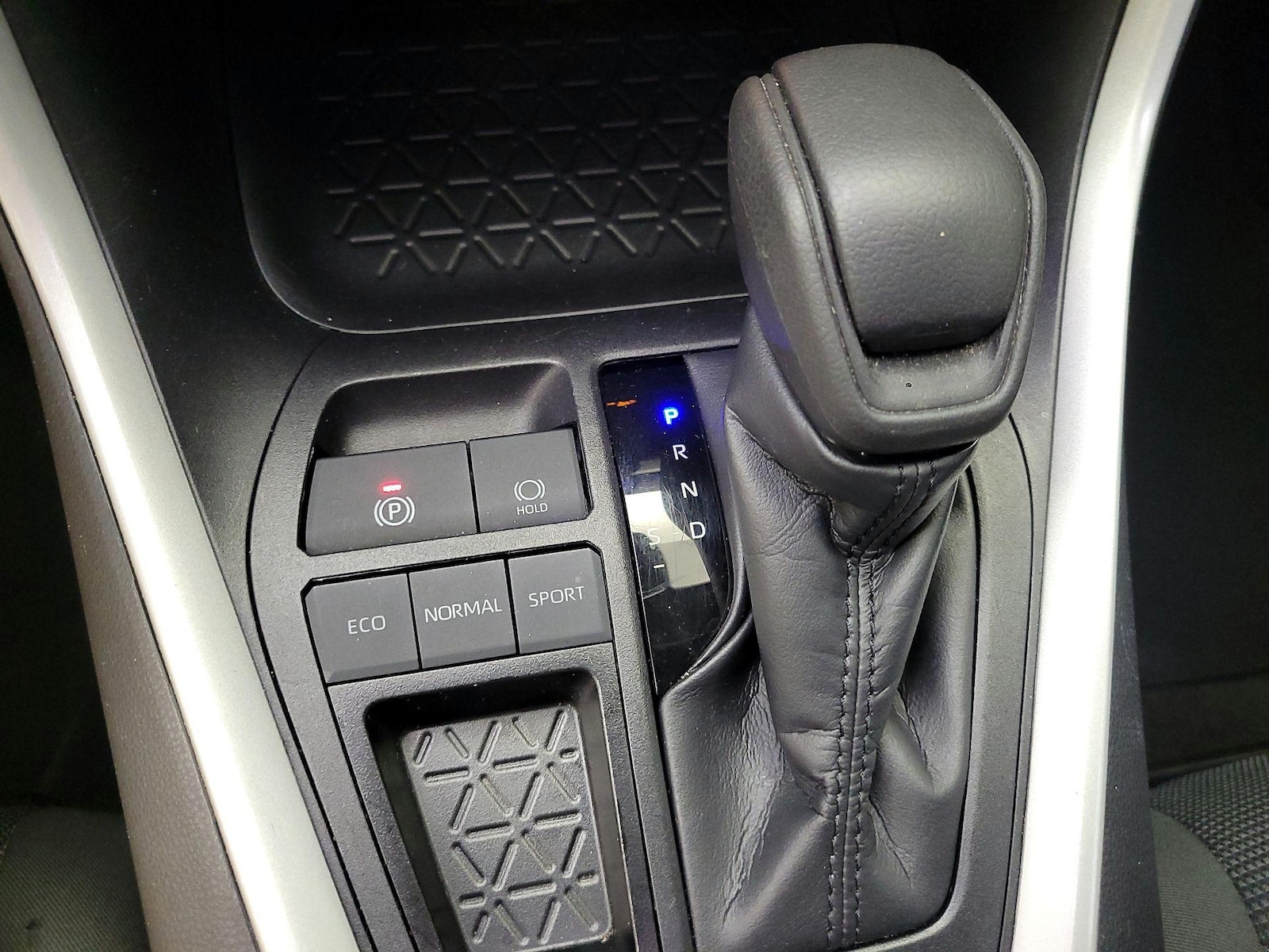 2025 Toyota RAV4 LE - Photo 19