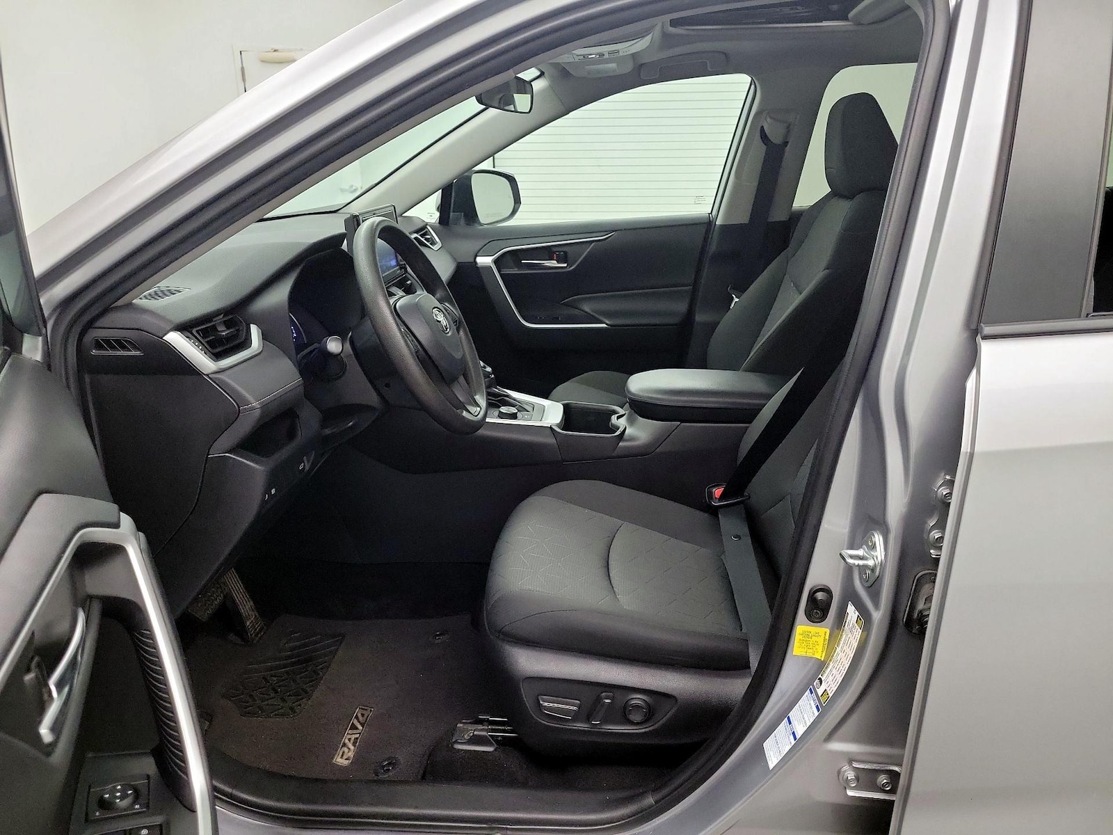 2022 Toyota RAV4 XLE - Photo 12