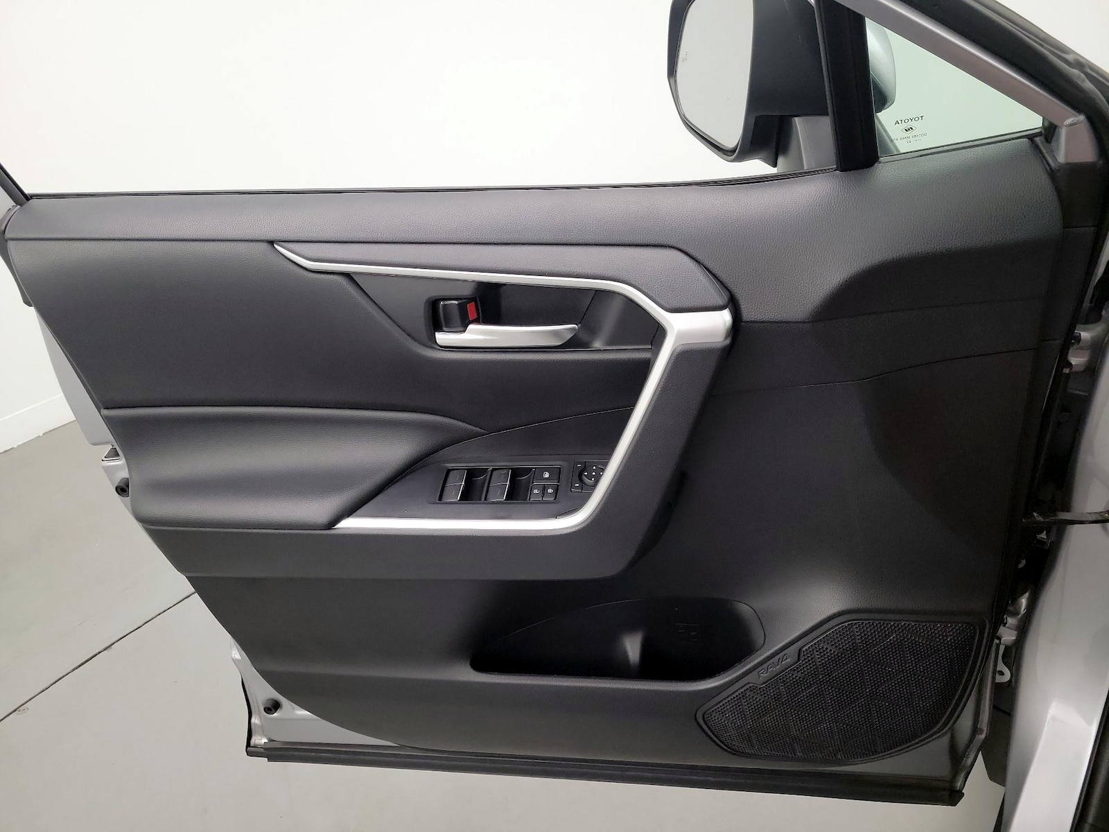 2022 Toyota RAV4 XLE - Photo 13