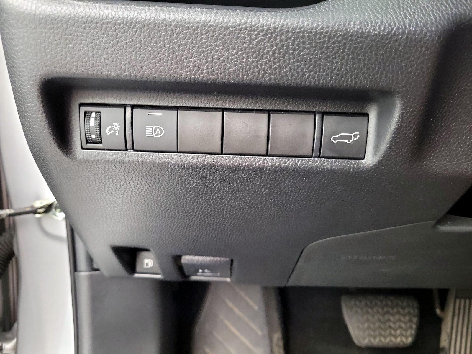 2022 Toyota RAV4 XLE - Photo 14