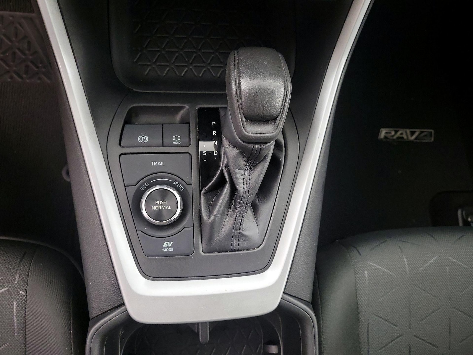 2022 Toyota RAV4 XLE - Photo 18