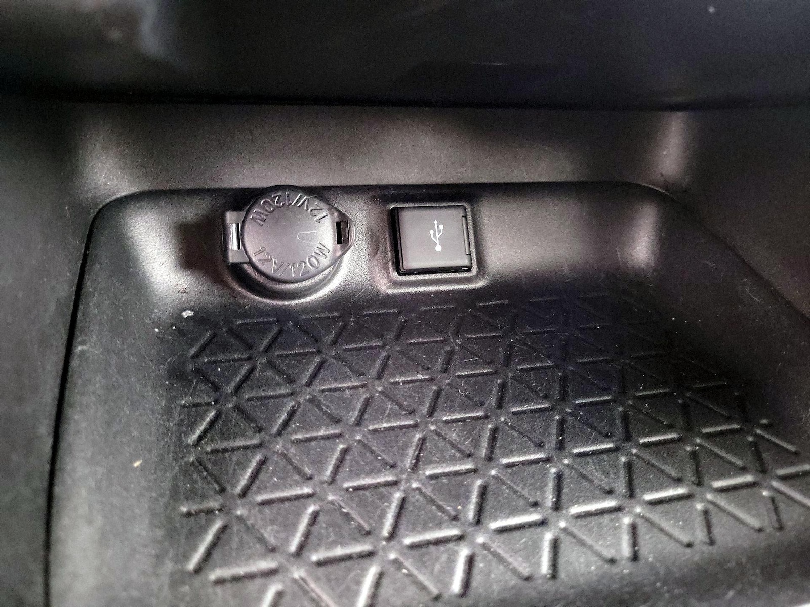 2022 Toyota RAV4 XLE - Photo 19