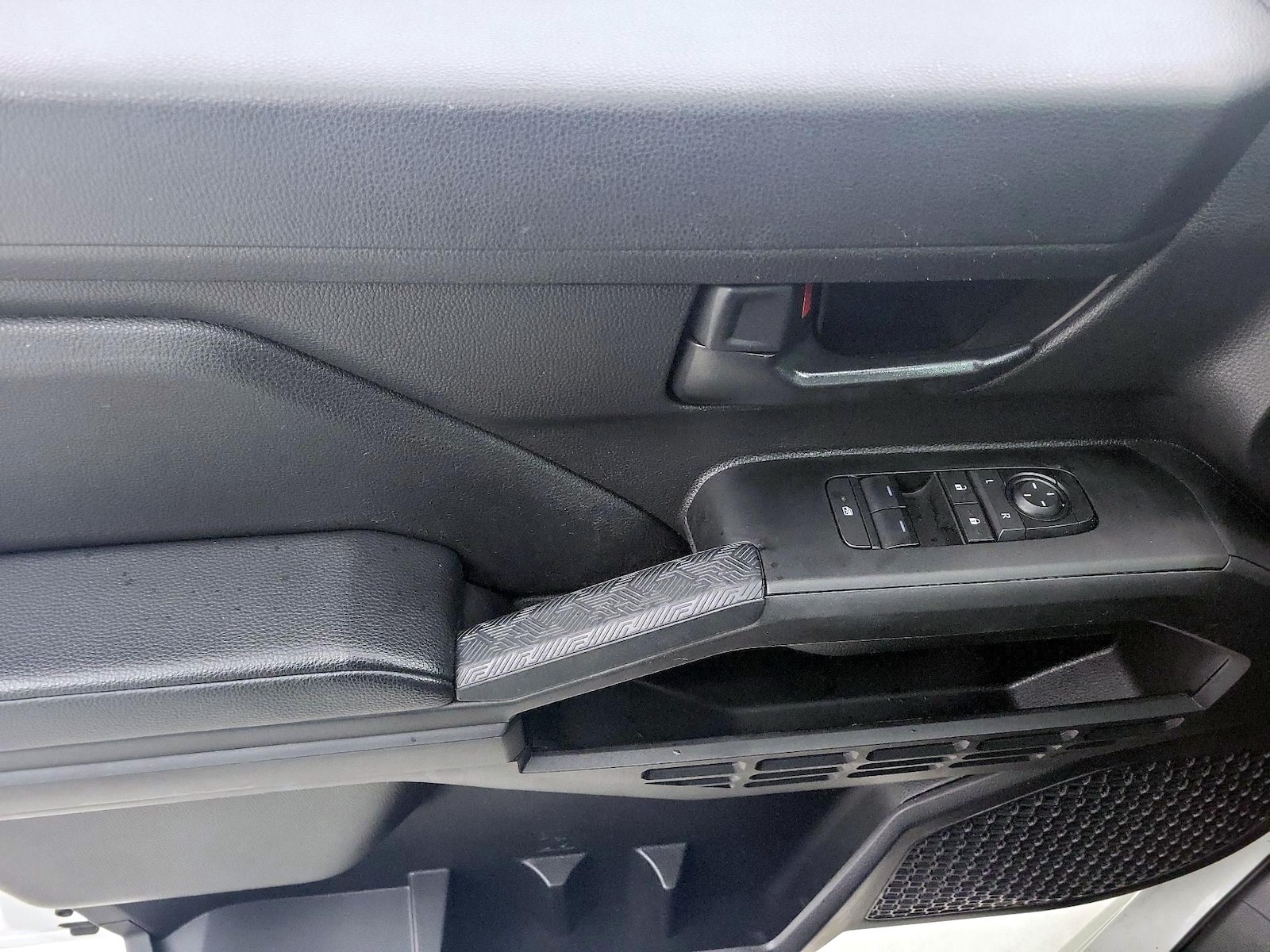 2025 Toyota Tacoma SR - Photo 11