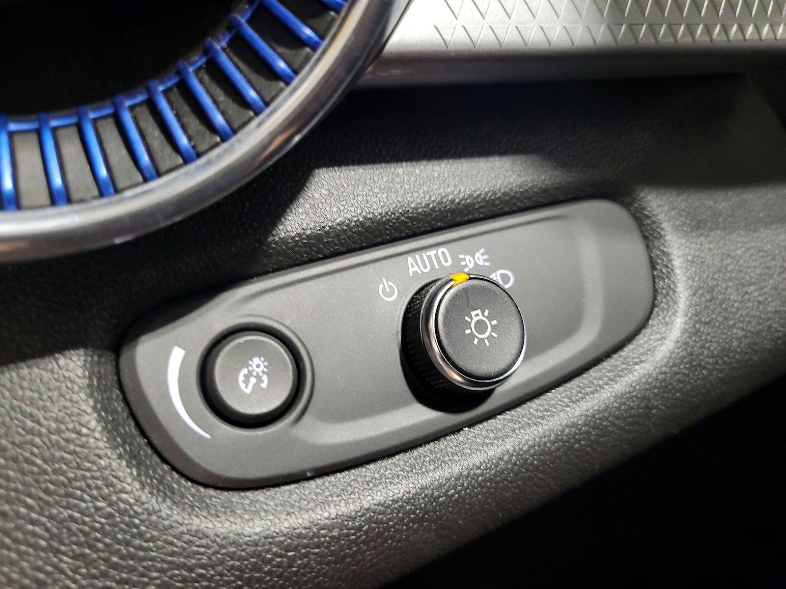 2025 Chevrolet Trax LT - Photo 14