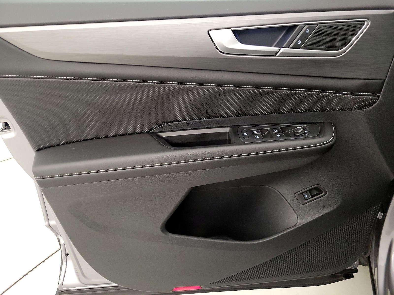 2024 Volkswagen Atlas Cross Sport SE w/Tech - Photo 13