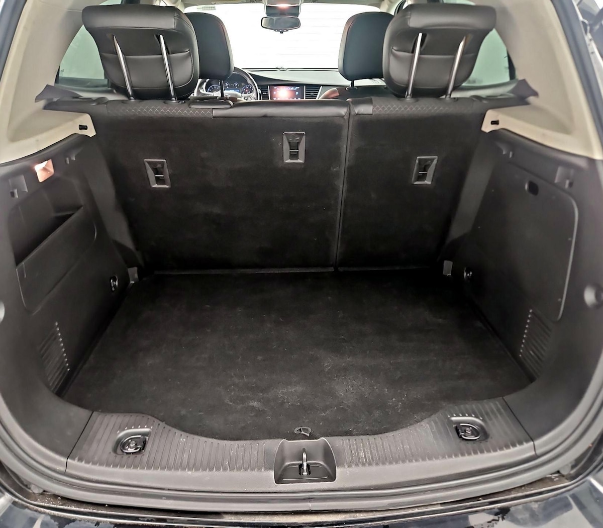 Trunk/Cargo (Seats Up)