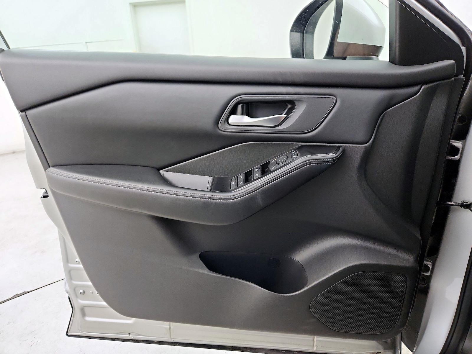 2025 Nissan Rogue SV - Photo 13