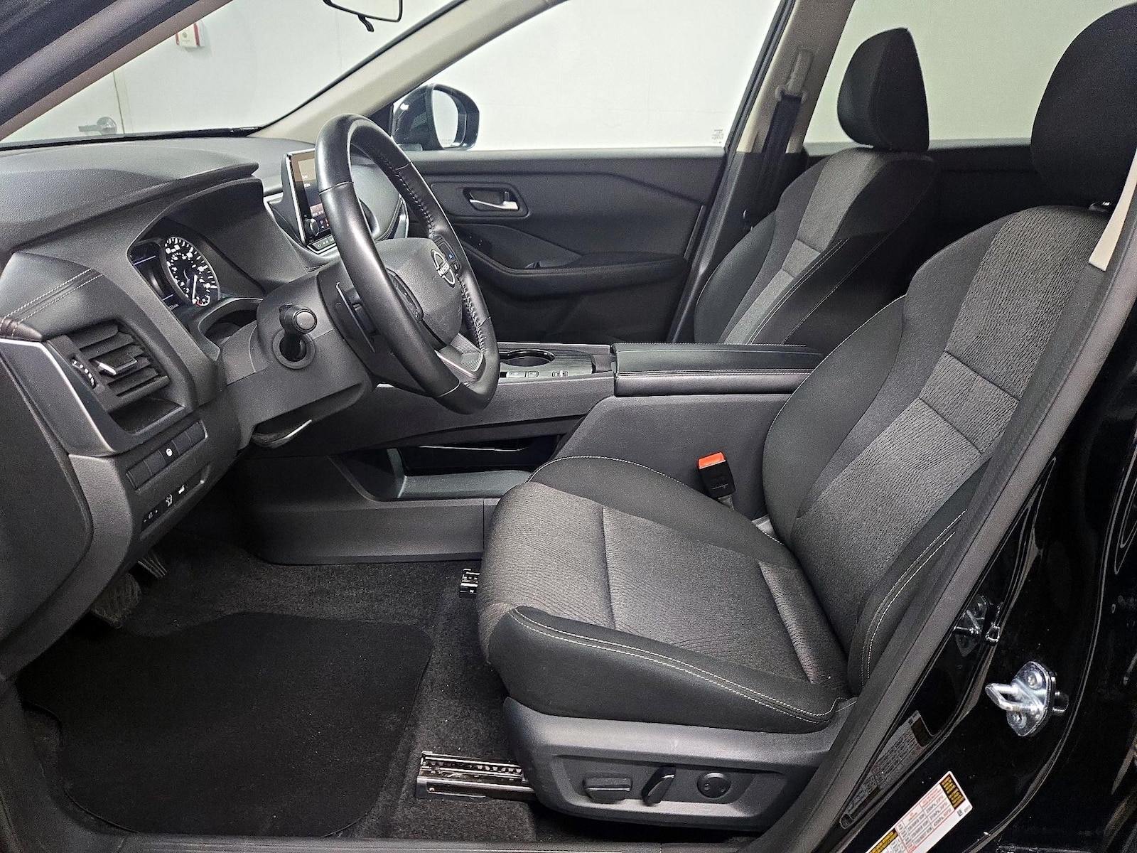 2025 Nissan Rogue SV - Photo 12
