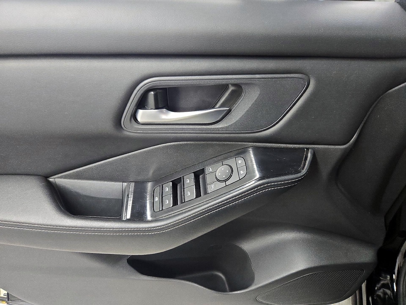 2025 Nissan Rogue SV - Photo 13