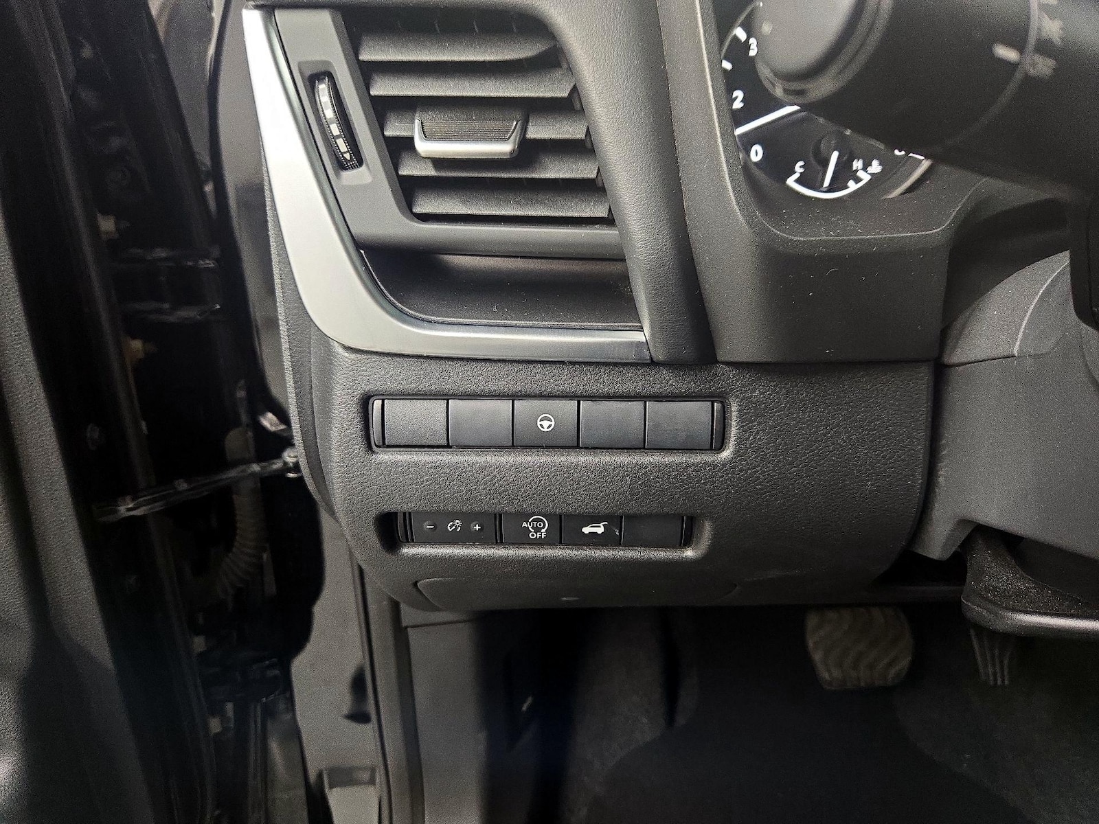 2025 Nissan Rogue SV - Photo 14