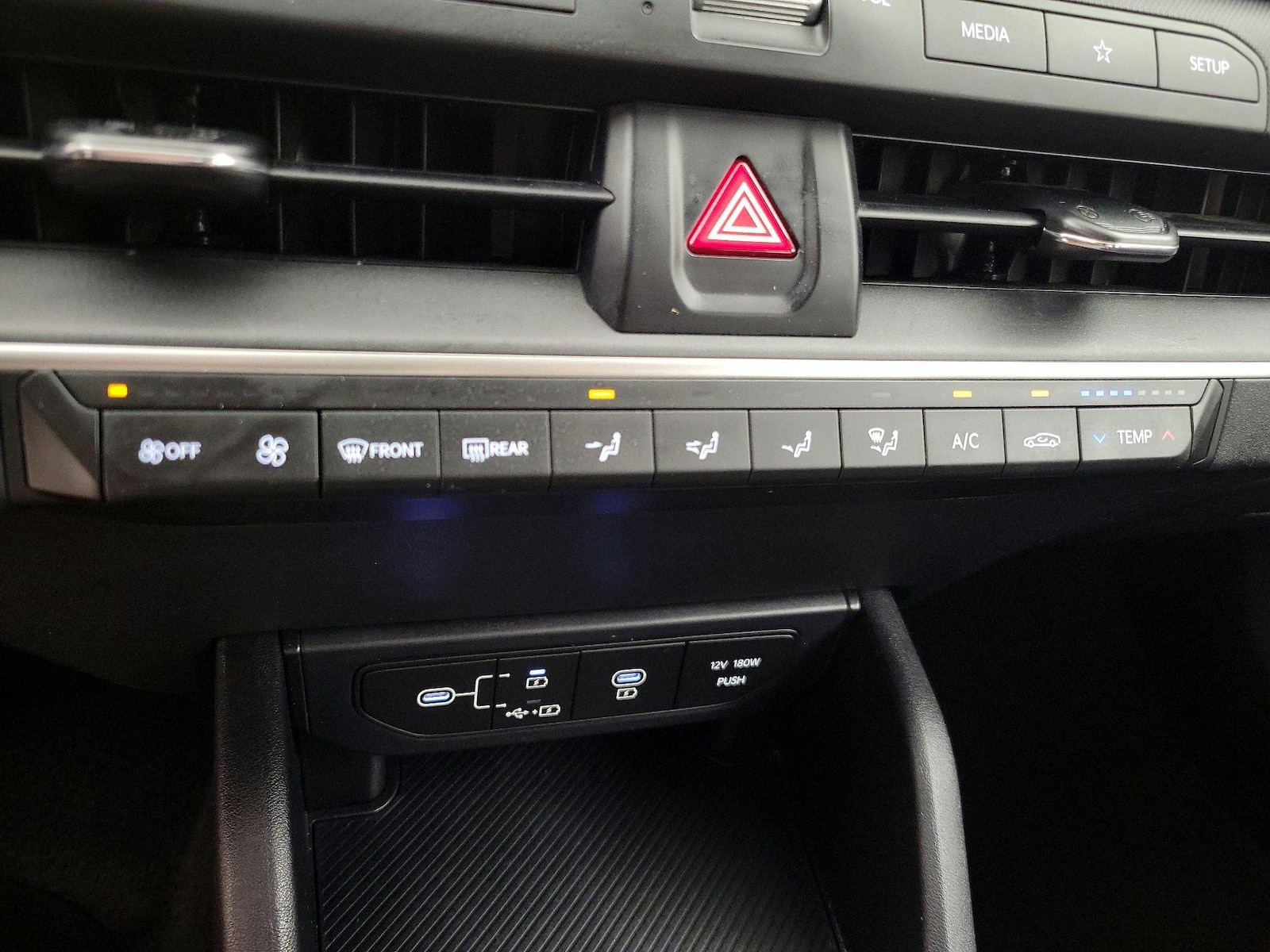 2025 Kia K4 LXS - Photo 17