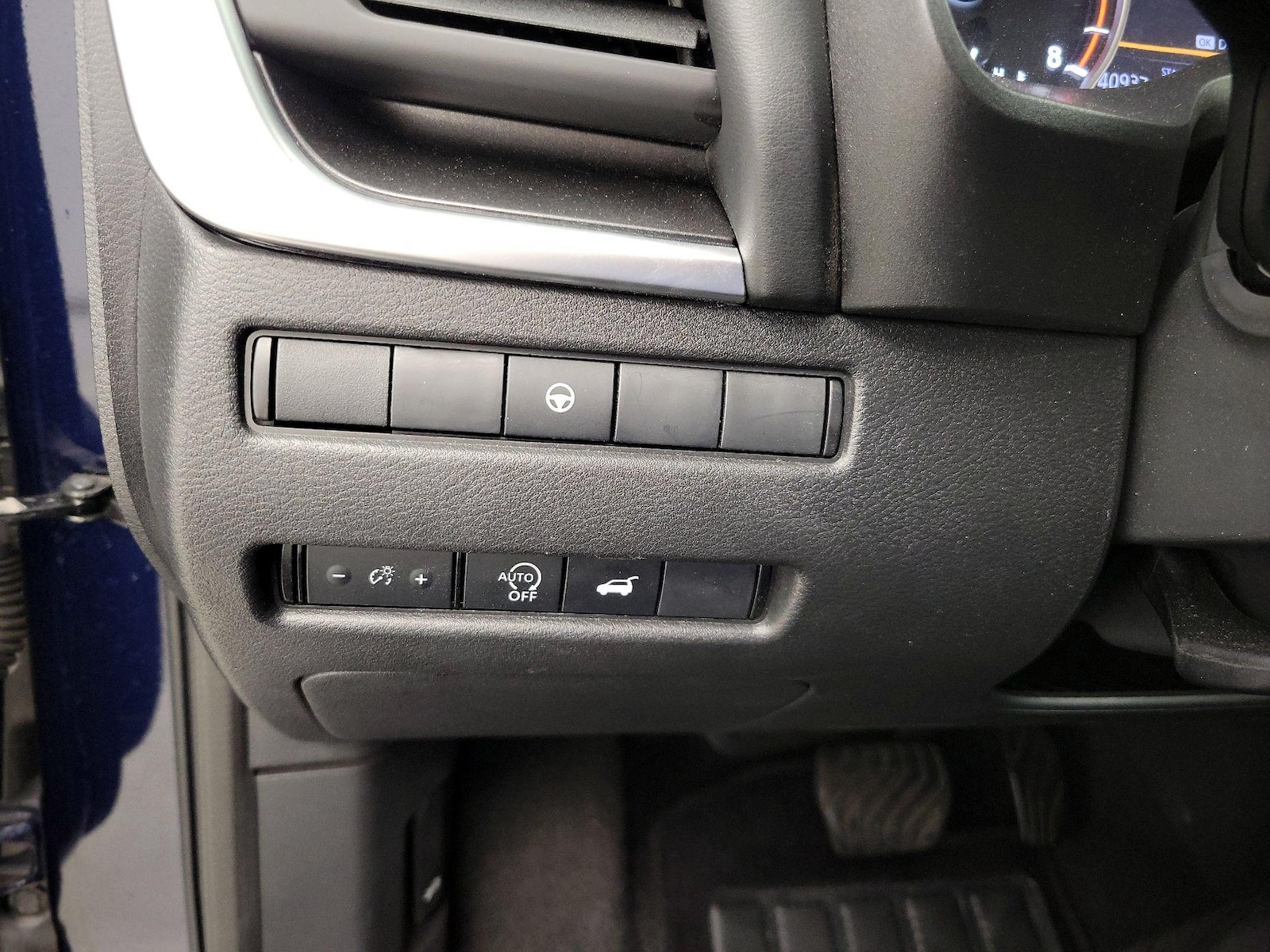 2025 Nissan Rogue SV - Photo 14