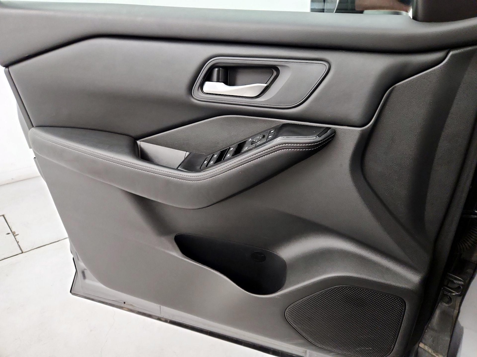2025 Nissan Rogue SV - Photo 13