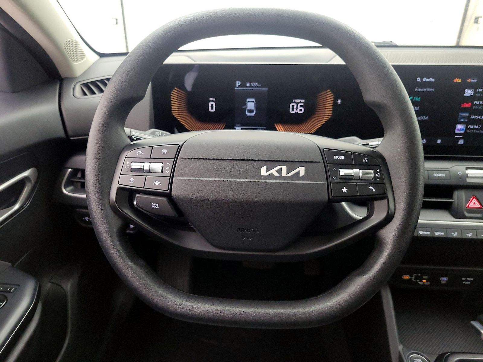 2025 Kia K4 LXS - Photo 11
